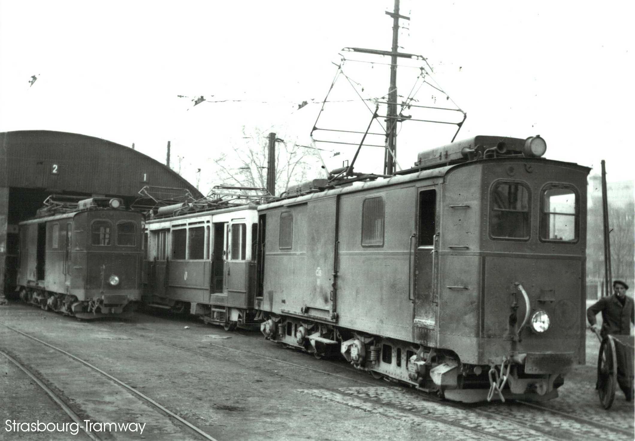 Fourgons automoteurs II et IV � la Gare Locale, le 24 novembre 1954.